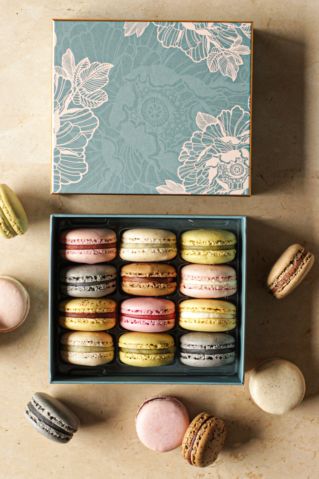 12 macarons