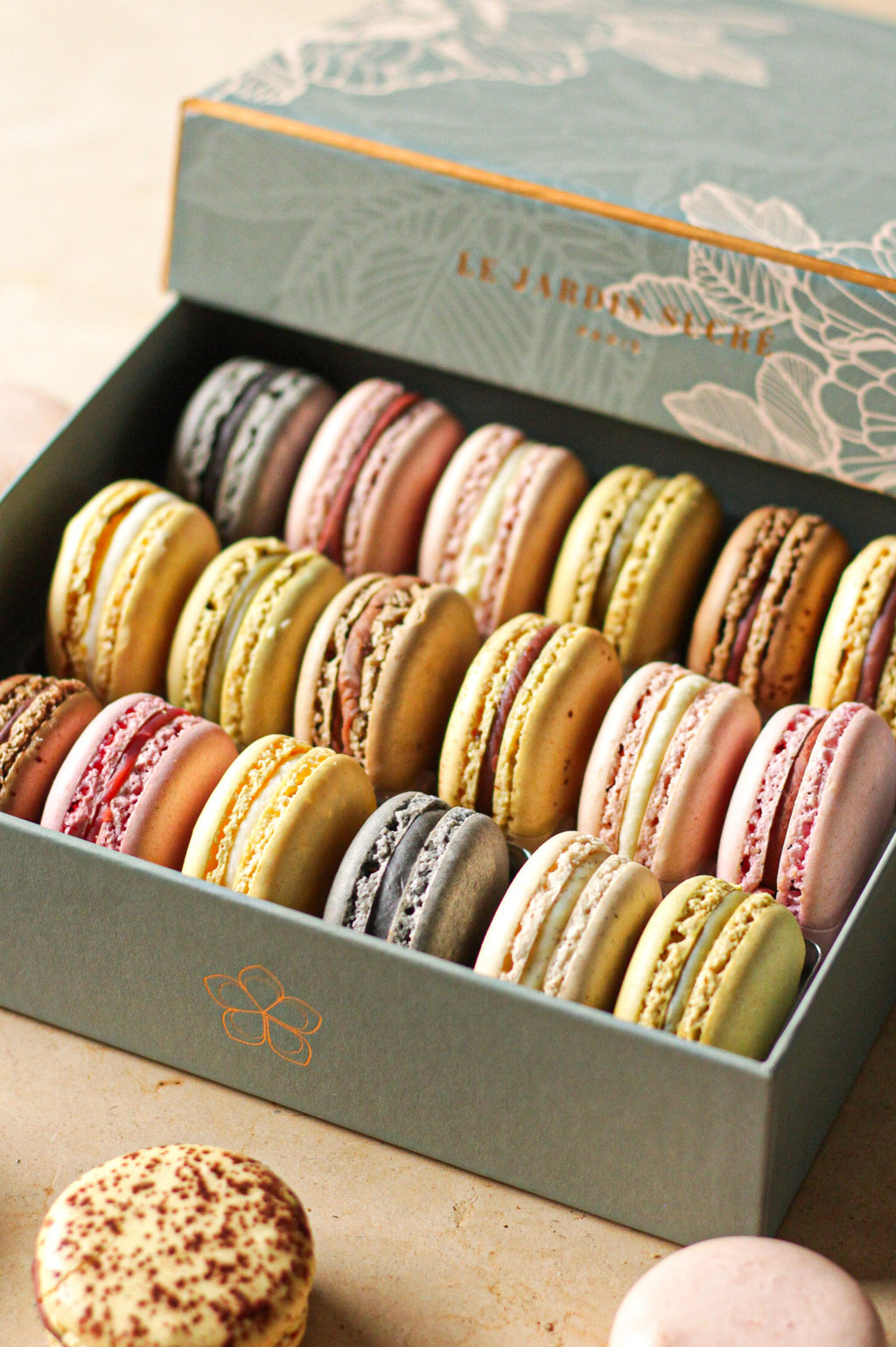 18 macarons