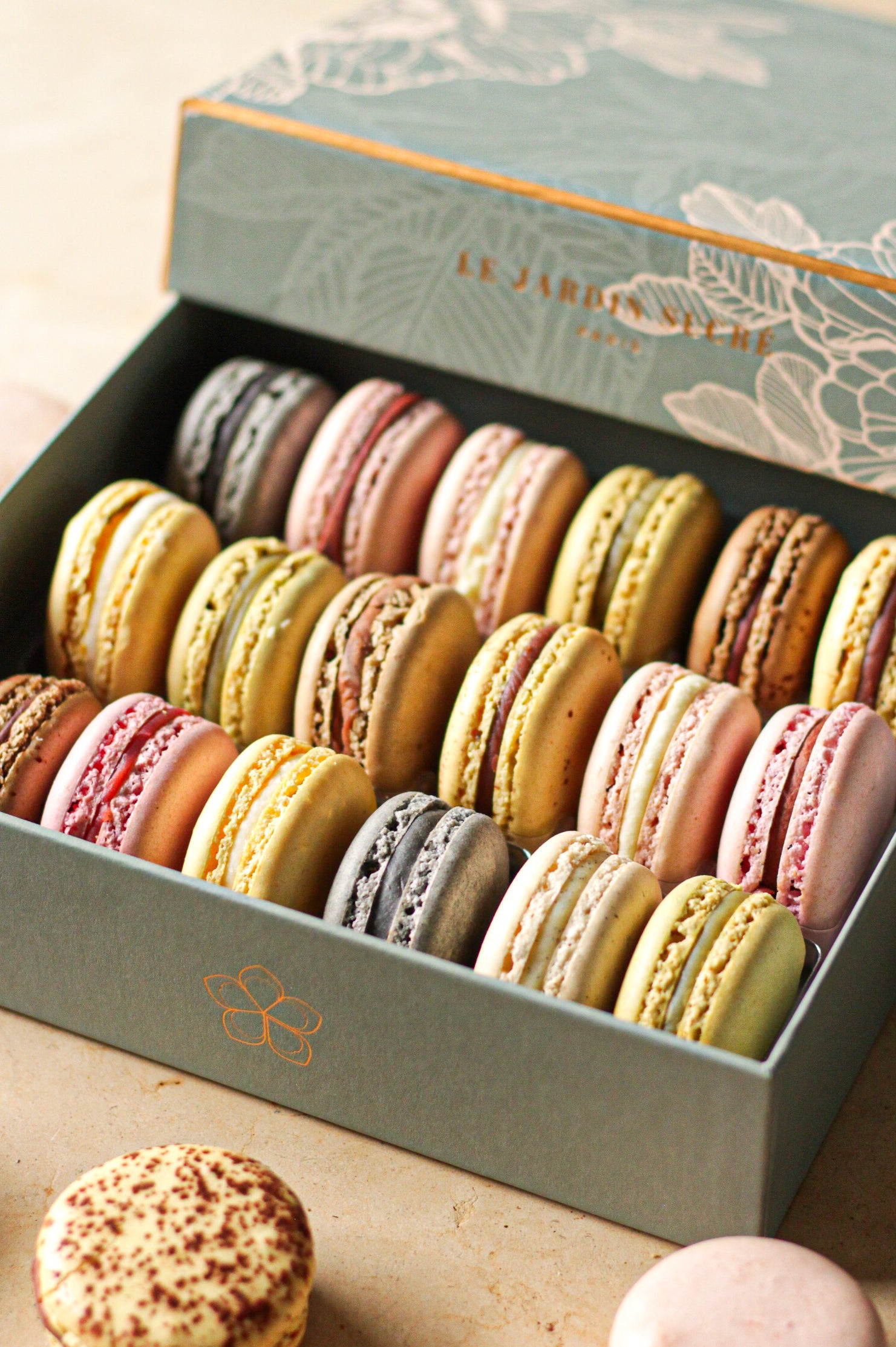 18 macarons