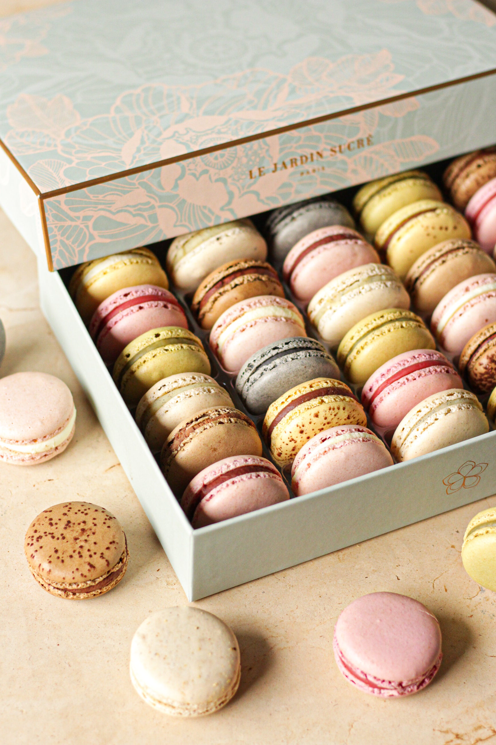 30 macarons