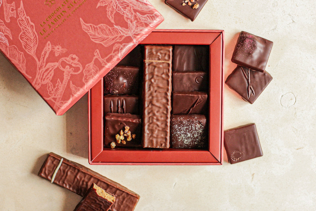 Coffret chocolat ganaches grands crus et de saison, barres praliné amande et grué de cacao, noisette, amande et vanille, pistache et fleur d'oranger, cacahuète ou noix de coco