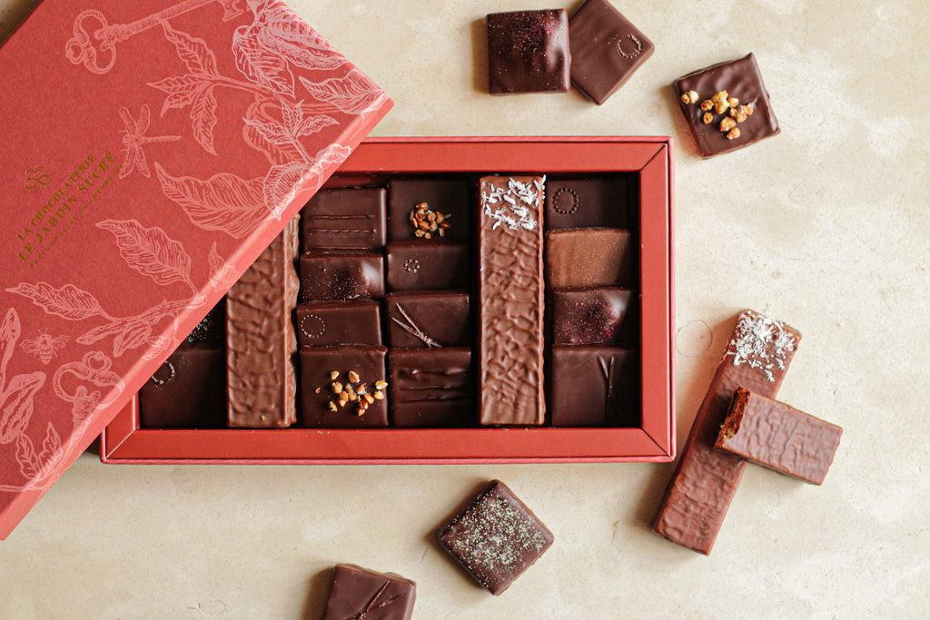 Coffret chocolat ganaches grands crus et de saison, barres praliné amande et grué de cacao, noisette, amande et vanille, pistache et fleur d'oranger, cacahuète ou noix de coco