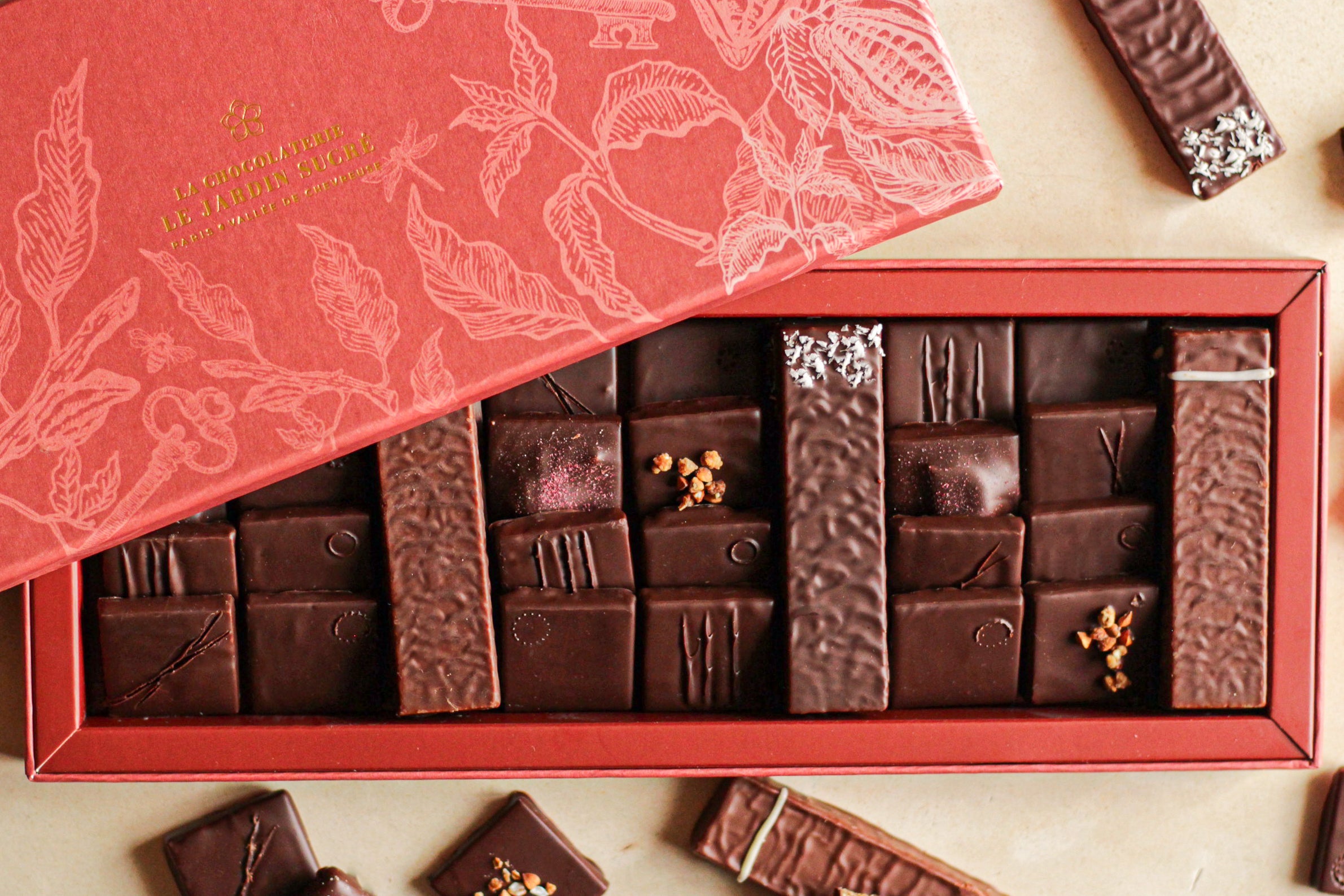 Coffret chocolat ganaches grands crus et de saison, barres praliné amande et grué de cacao, noisette, amande et vanille, pistache et fleur d'oranger, cacahuète ou noix de coco
