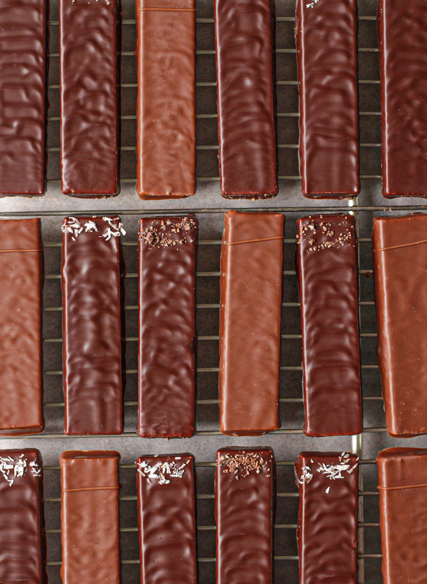 barre chocolat noir ou au lait praliné noisette, cacahuète, pistache , amande et vanille, grué de cacao, noix de coco