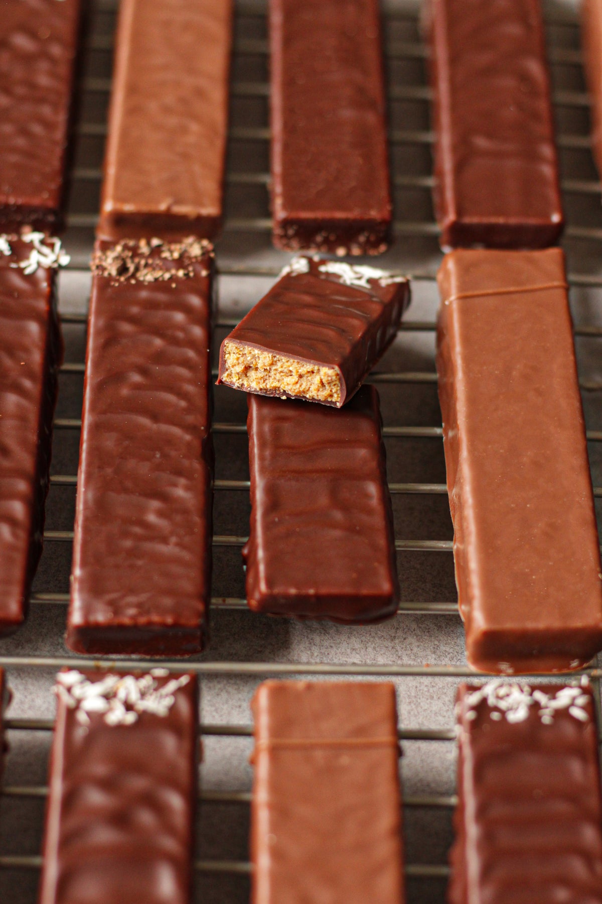 barre chocolat noir ou au lait praliné noisette, cacahuète, pistache , amande et vanille, grué de cacao, noix de coco